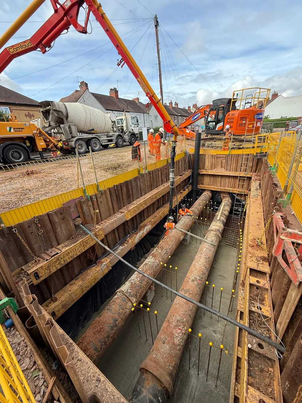 Clumber Construction installing large diameter pipes in deep sheeted excavation during sewage rising main works in Nuneaton, Warwickshire