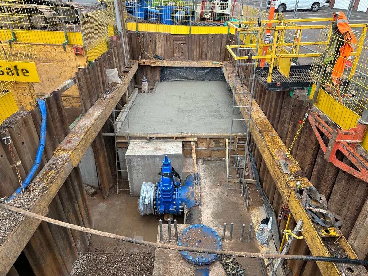 Line-Stop connection pit with blue isolator valve, Nuneaton