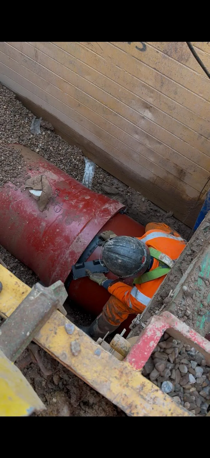 Worker fitting joint on 800mm ductile iron rising main pipe, Packington